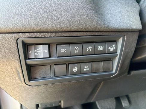 Used 2025 Toyota Tundra Limited AWD/4WD image 25