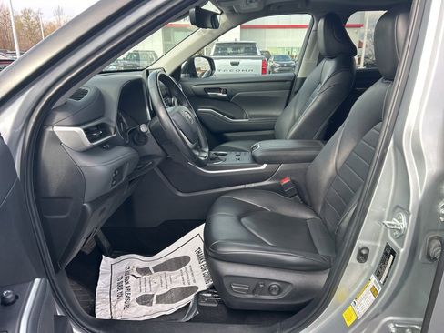 Used 2024 Toyota Highlander XLE image 2
