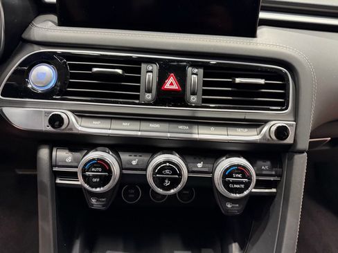 Used 2023 Genesis G70 2.0T image 39