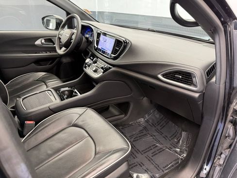Used 2025 Chrysler Pacifica Limited FWD image 50