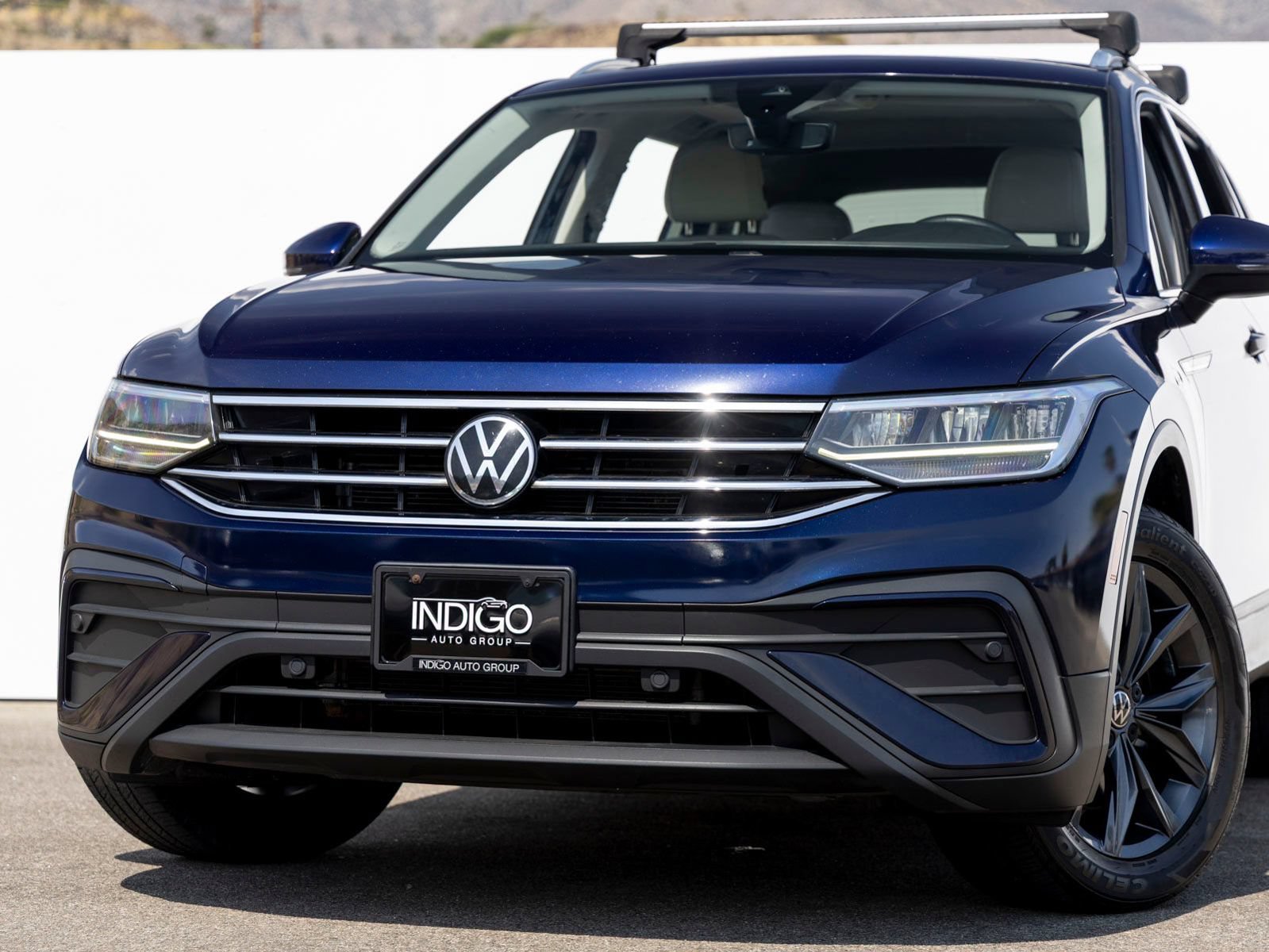 Used 2023 Volkswagen Tiguan SE w/ Panoramic Sunroof Package FWD image 2
