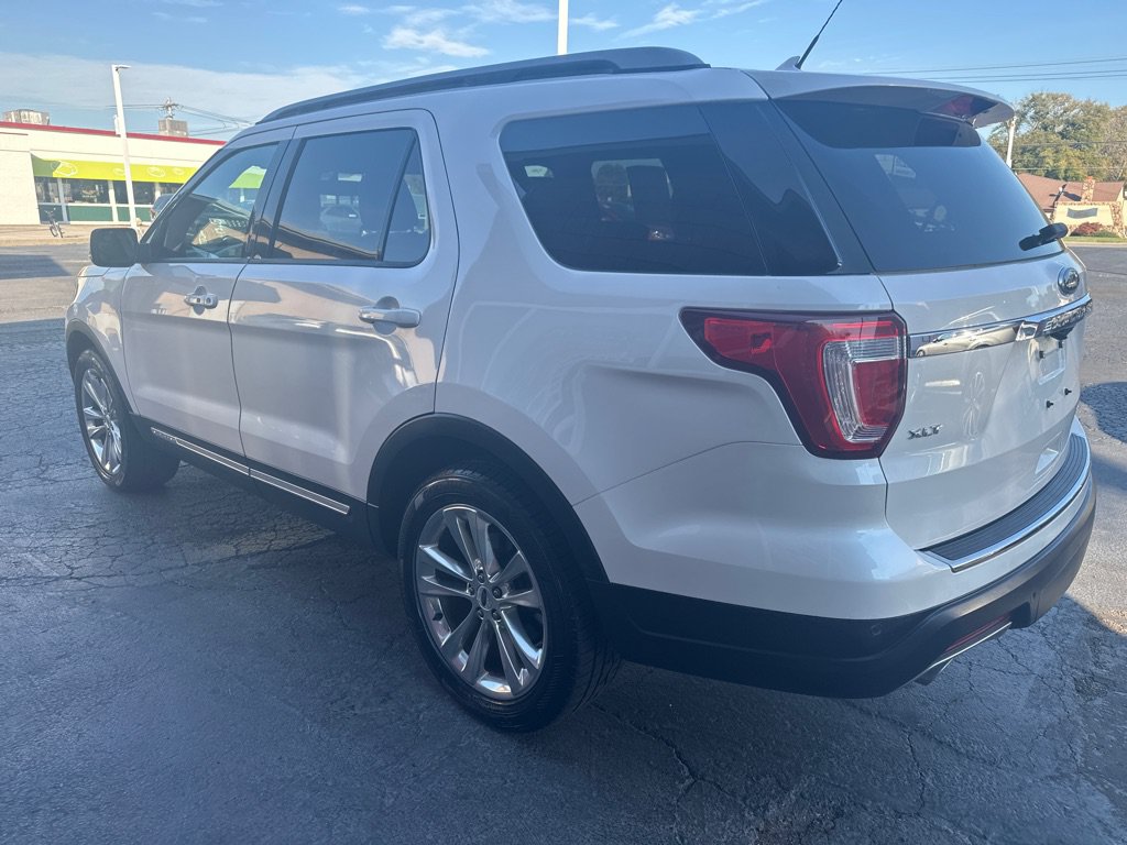 Used 2018 Ford Explorer XLT w/ Equipment Group 202A AWD/4WD image 3