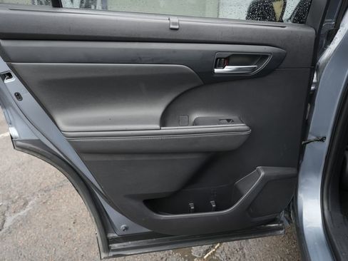 Used 2021 Toyota Highlander XLE image 29