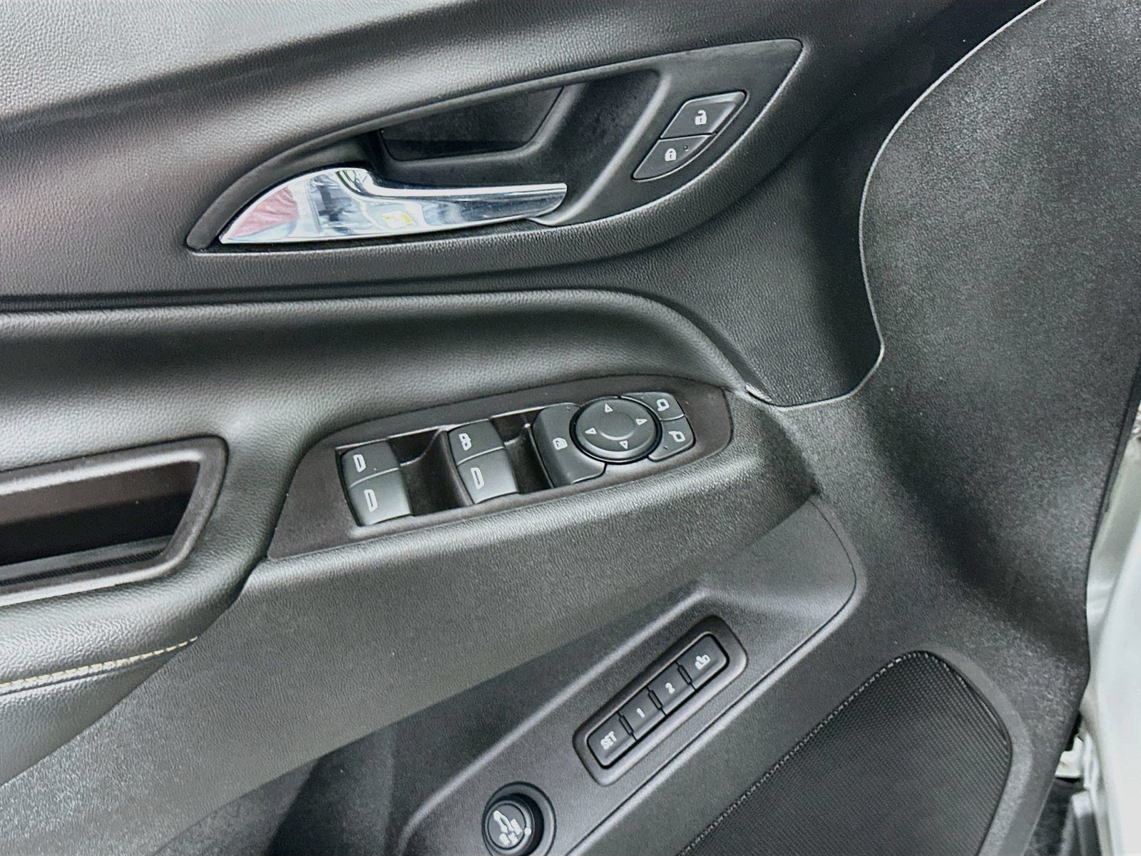 Used 2021 Chevrolet Equinox Premier AWD/4WD image 19