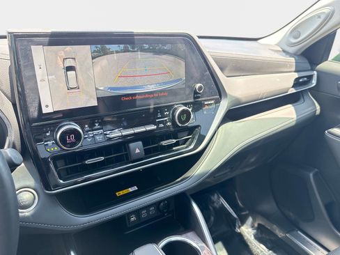 Used 2025 Toyota Highlander Platinum AWD/4WD image 25