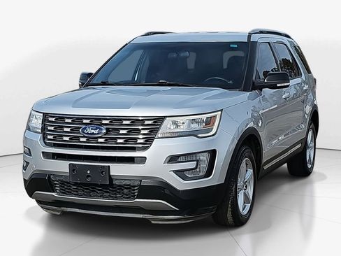 Used 2017 Ford Explorer XLT image 9