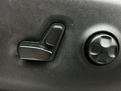 Used 2020 Chrysler Pacifica Touring-L FWD image 38
