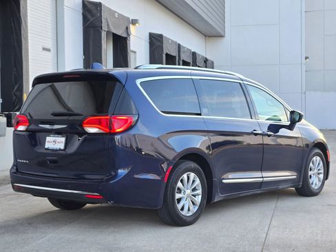 Used 2019 Chrysler Pacifica Touring-L FWD image 8