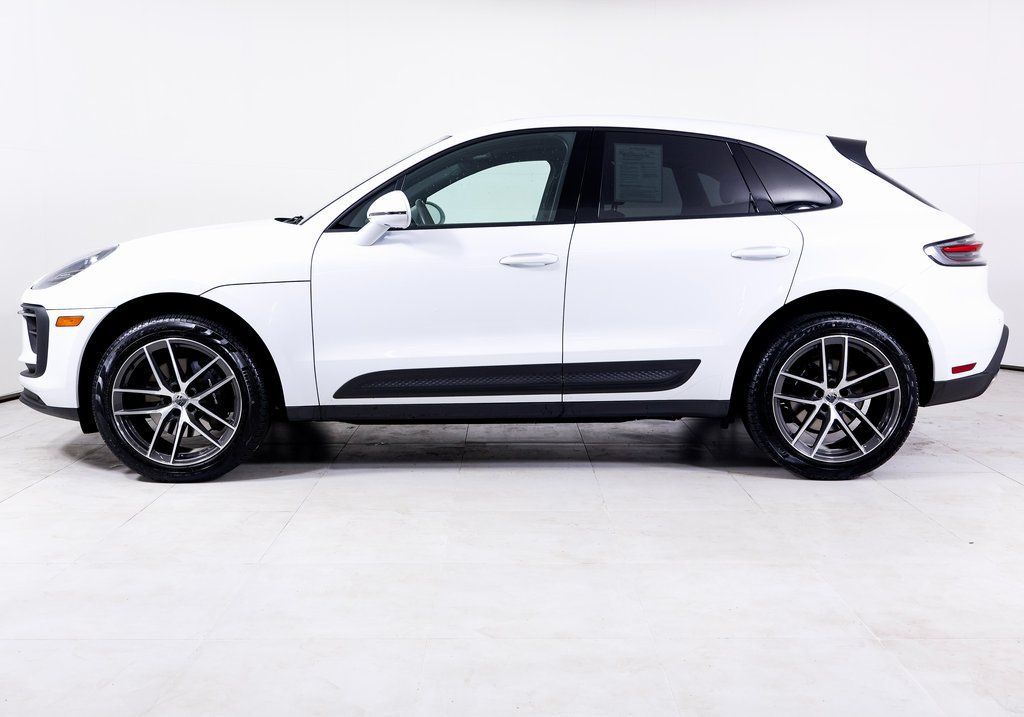 Certified 2025 Porsche Macan AWD/4WD image 2