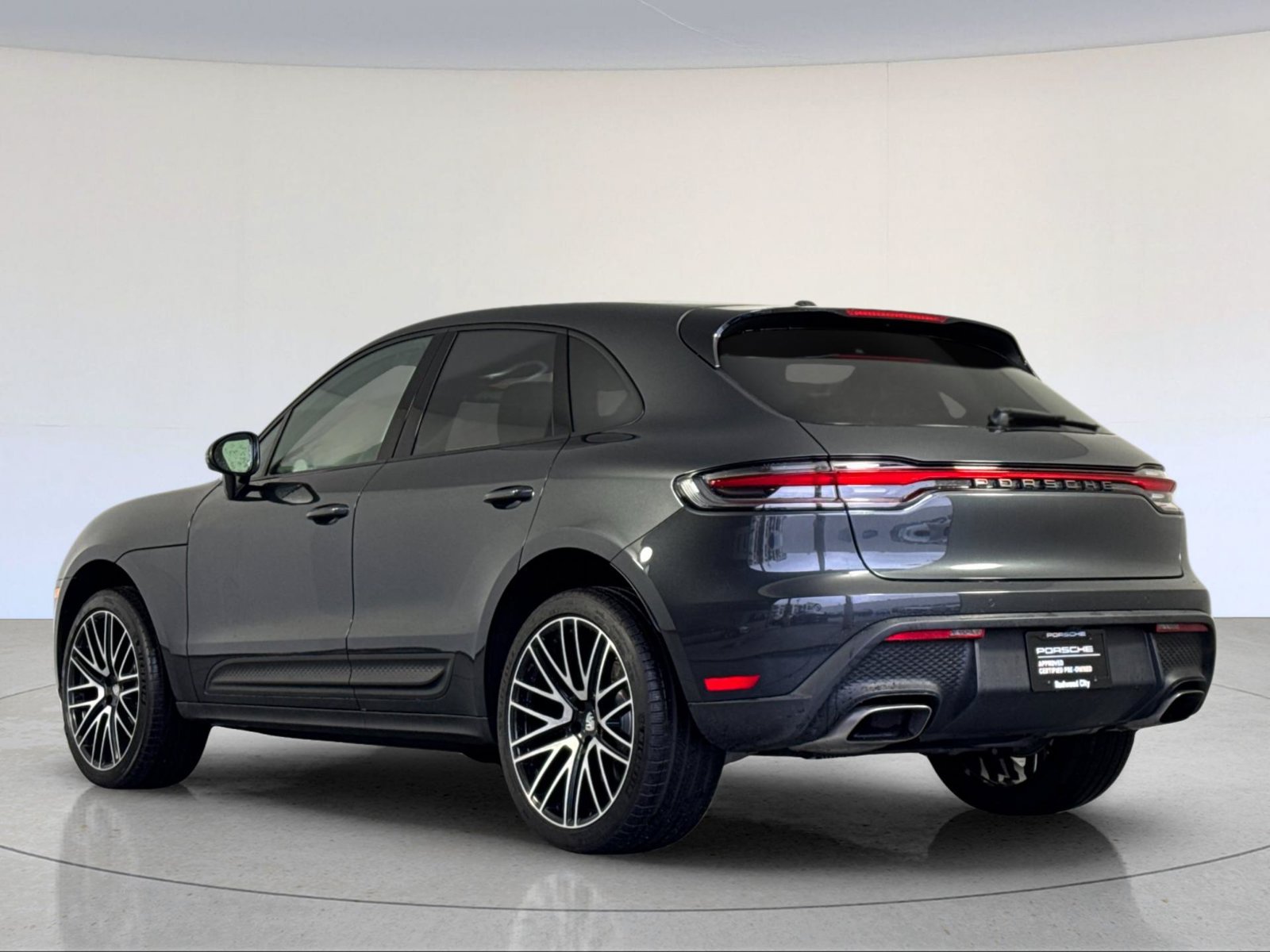 Certified 2025 Porsche Macan AWD/4WD image 3