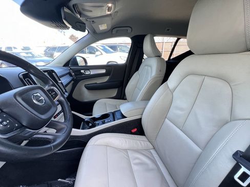 Used 2022 Volvo XC40 T5 Momentum image 11
