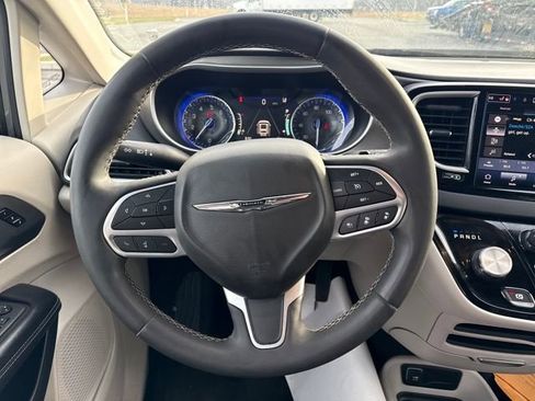 Used 2023 Chrysler Pacifica Touring-L image 21