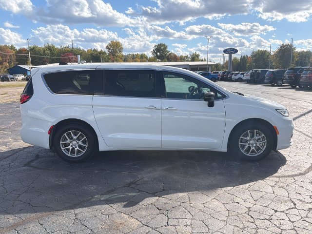 Used 2026 Chrysler Pacifica Select FWD image 7