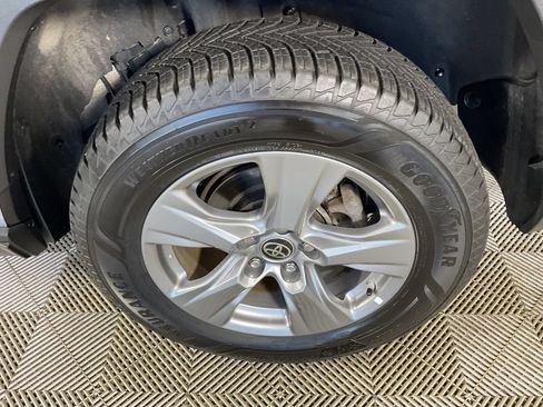 Used 2022 Toyota RAV4 LE AWD/4WD image 6