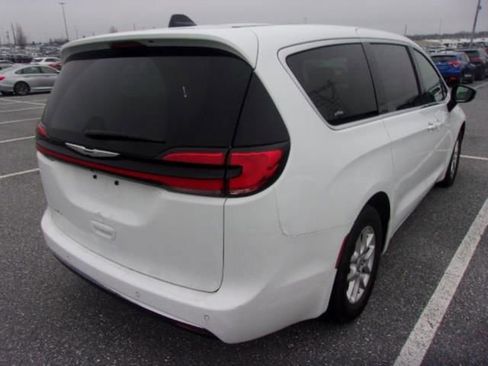 Used 2024 Chrysler Pacifica Touring-L image 5
