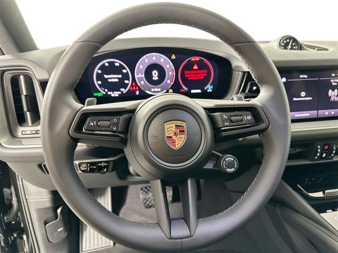 Certified 2025 Porsche Cayenne image 20