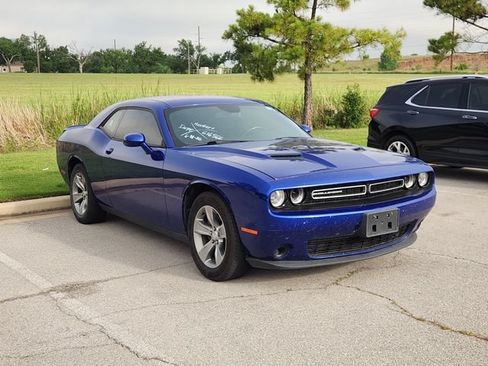 Used 2019 Dodge Challenger SXT RWD image 2