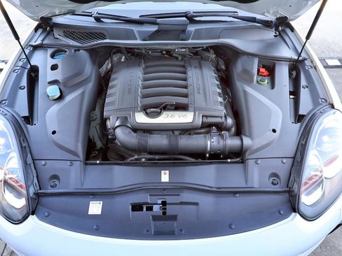 Used 2018 Porsche Cayenne Platinum Edition image 12