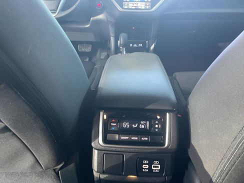 Used 2024 Subaru Ascent Premium w/ Convenience Package image 16