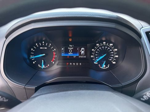 Used 2020 Ford Edge SE image 2