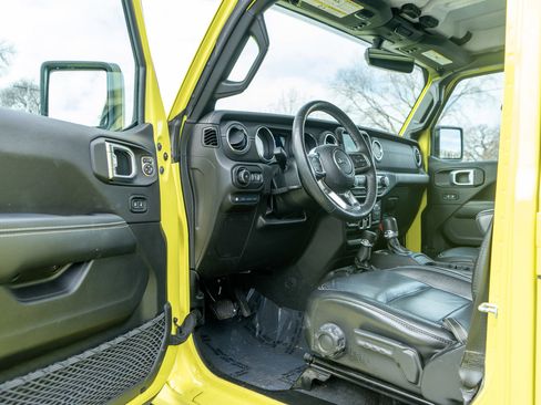 Used 2022 Jeep Wrangler Unlimited Sahara w/ Cold Weather Group image 13