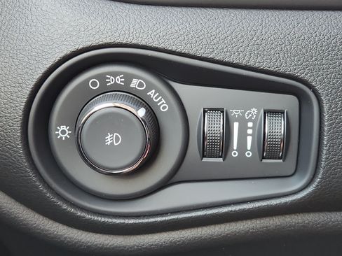 Used 2023 Jeep Renegade Latitude w/ Premium Group AWD/4WD image 24
