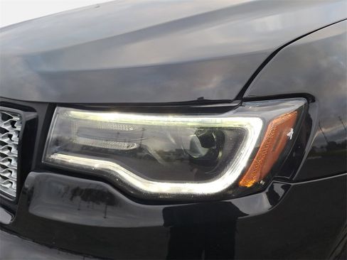 Certified 2022 Jeep Grand Cherokee Laredo X image 31