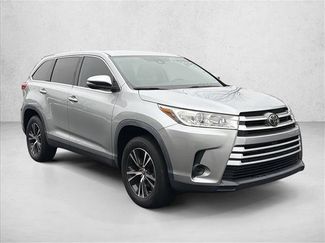 Used 2019 Toyota Highlander LE video 3