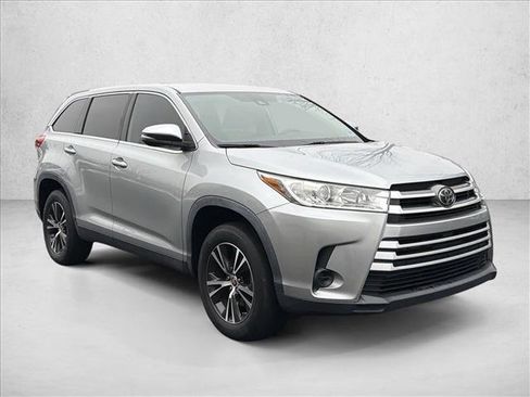 Used 2019 Toyota Highlander LE image 3
