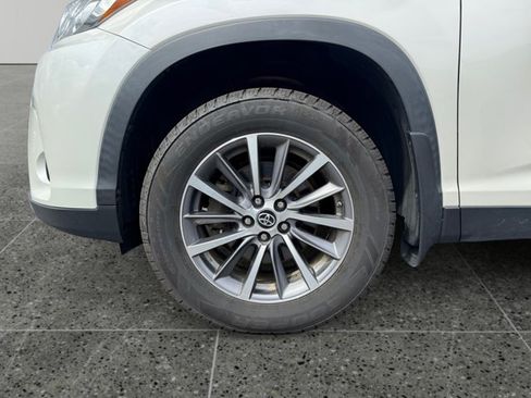 Used 2019 Toyota Highlander XLE AWD/4WD image 14