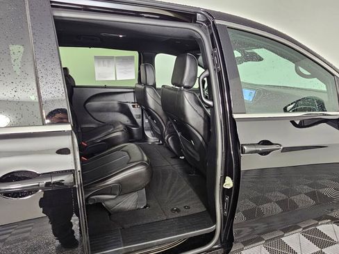 Used 2025 Chrysler Pacifica Select image 34