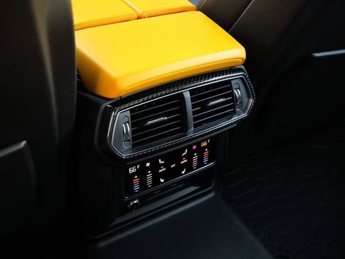 Used 2022 Lamborghini Urus AWD/4WD image 17