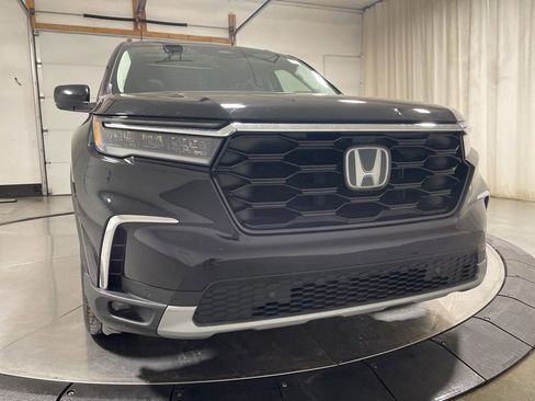 Used 2023 Honda Pilot Touring image 2