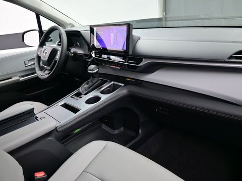Used 2026 Toyota Sienna XLE FWD image 15
