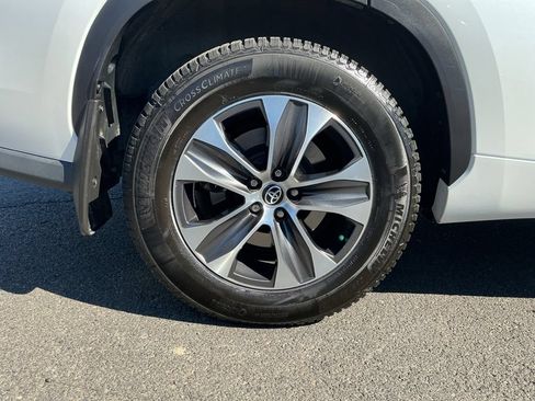 Used 2022 Toyota Highlander XLE AWD/4WD image 8
