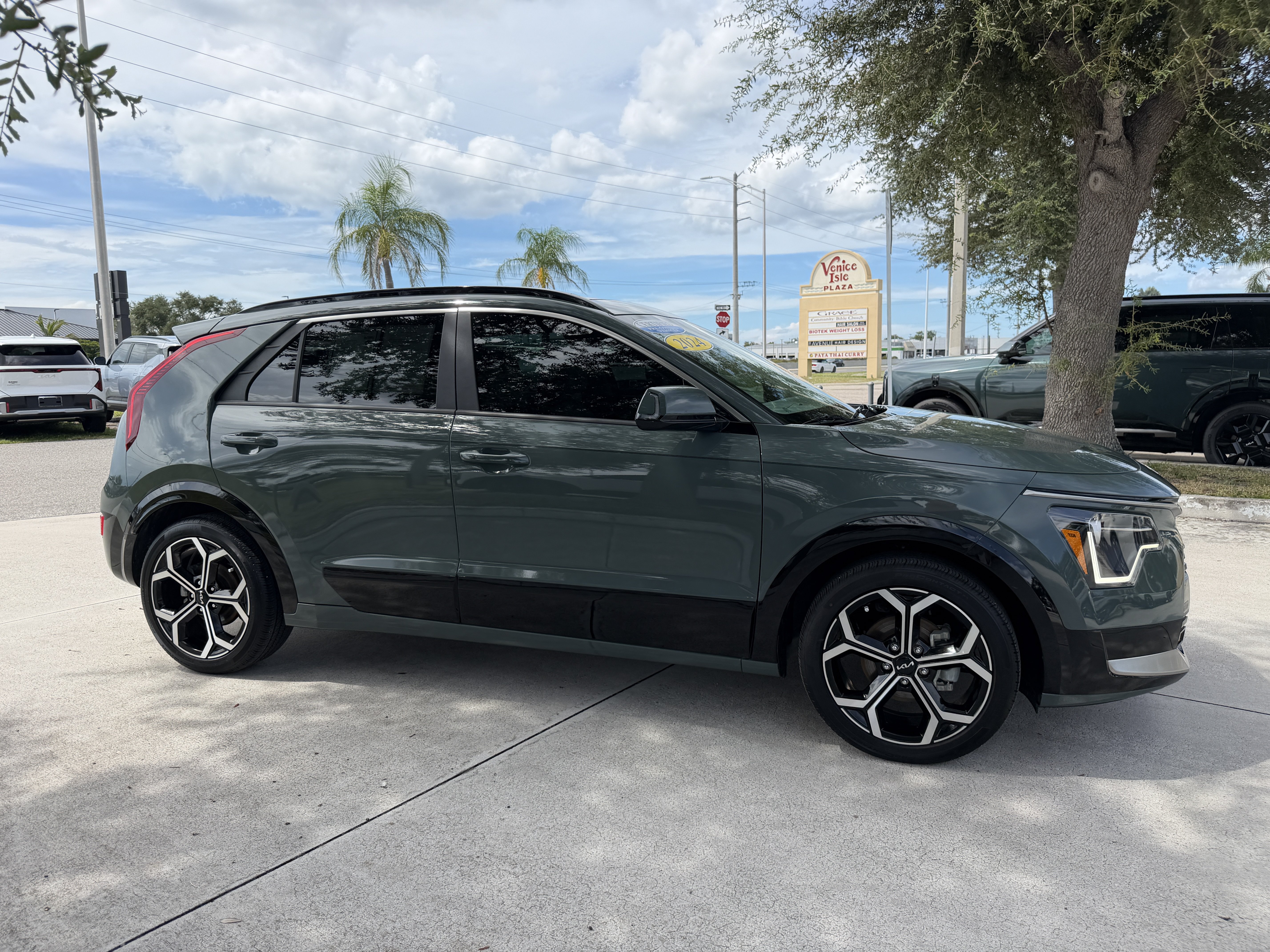Certified 2024 Kia Niro EX Touring FWD image 3