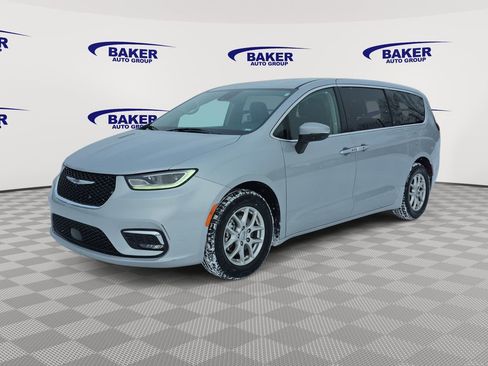 Used 2023 Chrysler Pacifica Touring-L FWD image 9