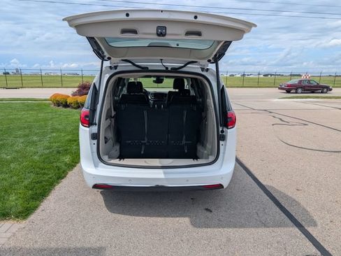 Used 2022 Chrysler Pacifica Touring-L FWD image 8