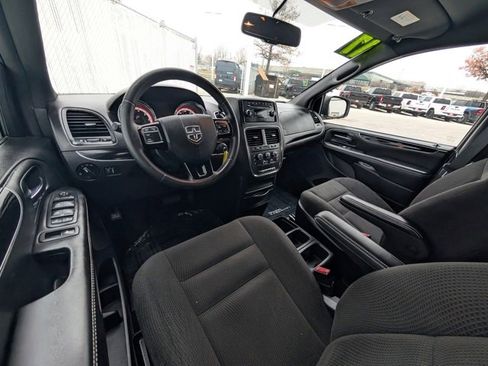 Used 2017 Dodge Grand Caravan SE image 4