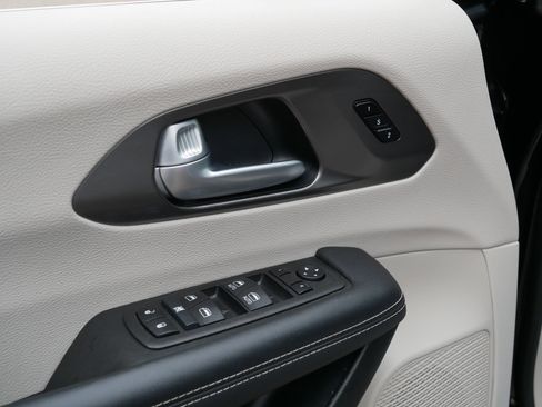 Used 2024 Chrysler Pacifica Touring-L FWD image 19