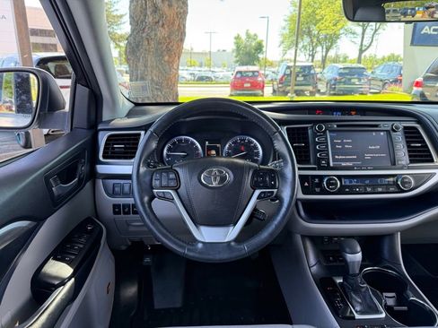 Used 2019 Toyota Highlander Limited Platinum AWD/4WD image 2