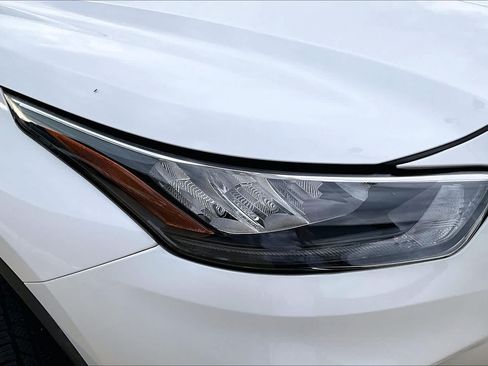 Used 2020 Toyota Highlander LE FWD image 27