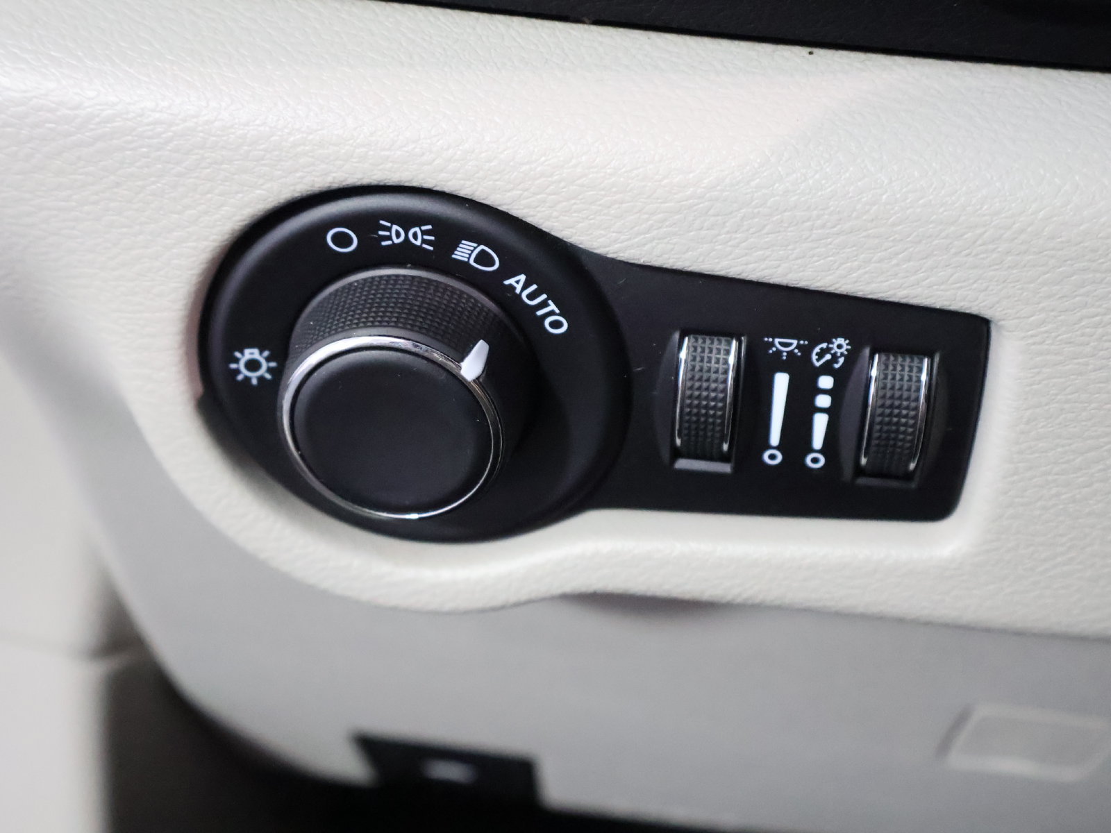 Used 2023 Chrysler Voyager LX FWD image 27