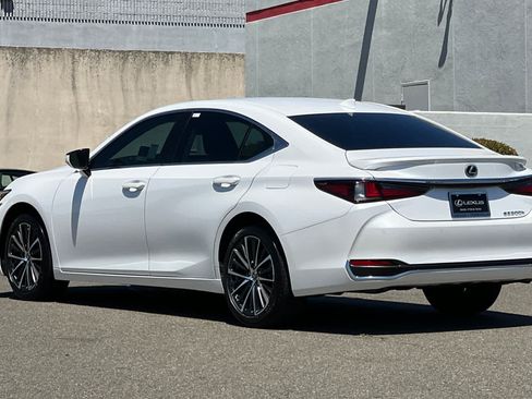 Used 2025 Lexus ES 300h w/ Premium Package FWD image 7