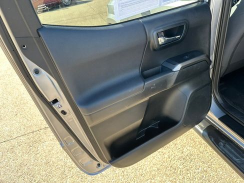 Used 2016 Toyota Tacoma TRD Sport w/ Exterior Package image 19