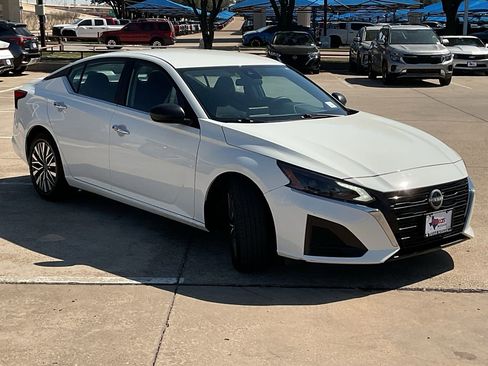 Used 2025 Nissan Altima 2.5 SV image 4