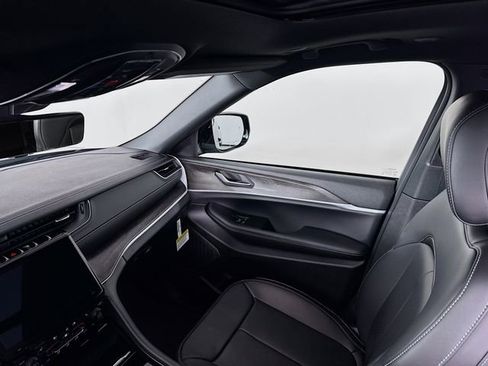 New 2025 Jeep Grand Cherokee L Limited w/ Luxury Tech Group II image 27