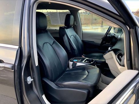 Used 2019 Chrysler Pacifica Touring-L image 22