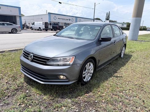 Used 2016 Volkswagen Jetta Sport FWD image 3
