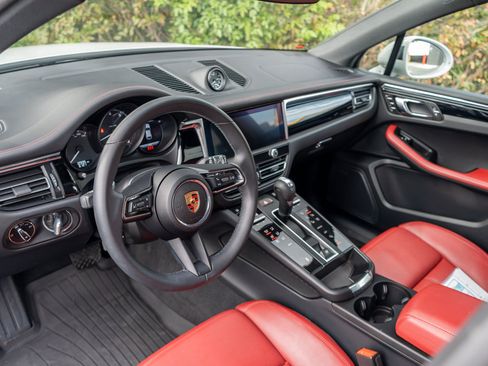 Used 2025 Porsche Macan AWD/4WD image 15
